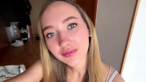 Snapshot of madalyneaks chatting on April 9, 6:19 am Lilo online show from April 9, 6:19 am