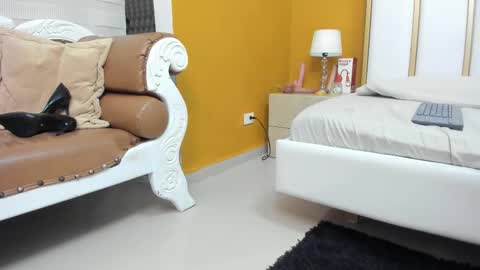 Snapshot of madameheels_ chatting on March 21, 10:31 am Madame Carla online show from March 21, 10:31 am