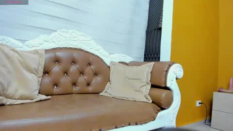 Snapshot of madameheels_ chatting on April 15, 12:23 pm Madame Carla online show from April 15, 12:23 pm