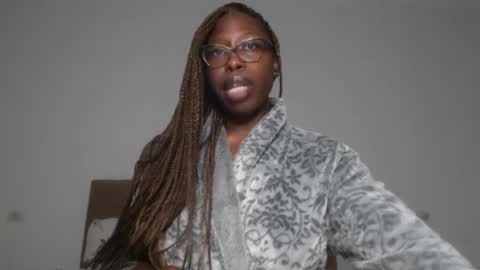 Snapshot of madamindigo chatting on January 5, 3:11 am YourMadamIndigo online show from January 5, 3:11 am