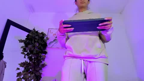 Snapshot of maddie_ray_ chatting on June 8, 12:05 pm Maddie Ray online show from June 8, 12:05 pm