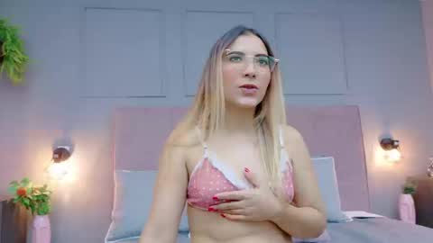 Snapshot of maddietease chatting on September 19, 9:04 pm maddietease online show from September 19, 9:04 pm