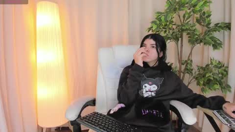 Maddy Please help me with your thumbs up its important online show from March 6, 10:20 am