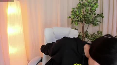 Maddy Please help me with your thumbs up its important online show from March 11, 7:37 am