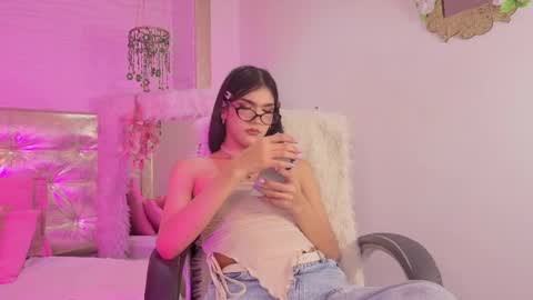 Snapshot of maddycooper_ chatting on April 18, 8:20 pm Maddy online show from April 18, 8:20 pm