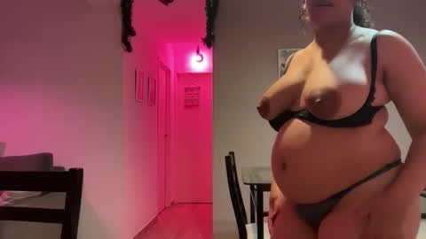 Snapshot of madellein chatting on December 4, 2:21 am madellein online show from December 4, 2:21 am