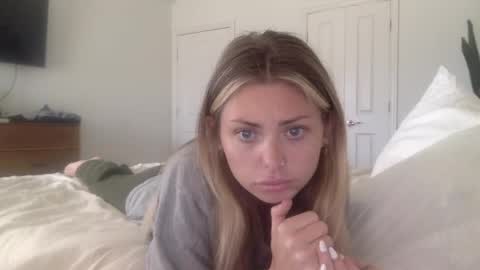 Snapshot of madirose69 chatting on October 6, 2:36 pm mari rose online show from October 6, 2:36 pm