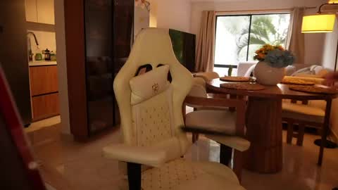 Snapshot of madisonlara chatting on May 10, 10:15 pm madisonlara online show from May 10, 10:15 pm