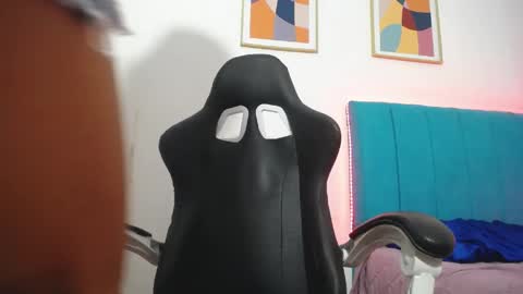 madisson_jones18 online show from April 22, 11:45 am