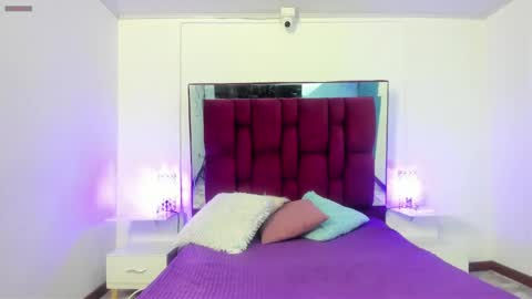 MAEE ANGELS online show from December 3, 7:11 pm