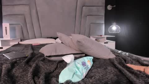 MAEE ANGELS online show from December 11, 11:32 pm