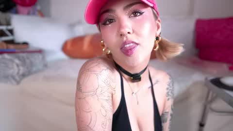 Snapshot of maeeve_ chatting on April 17, 4:32 pm Maeve schedule 11 am- 530 pm colombia time online show from April 17, 4:32 pm