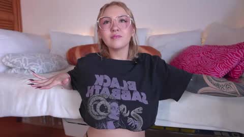 Snapshot of maeeve_ chatting on May 8, 2:00 pm Maeve schedule 11 am- 530 pm colombia time online show from May 8, 2:00 pm
