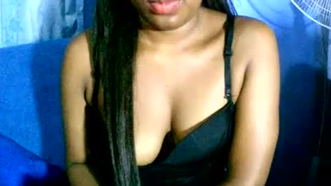 Snapshot of maelahlove chatting on December 10, 5:28 am MaelahLove online show from December 10, 5:28 am