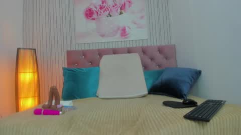 Snapshot of maggy_big_tits chatting on December 19, 6:23 am maggy_big_tits online show from December 19, 6:23 am