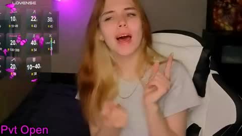 Snapshot of magic_bella chatting on June 24, 12:37 pm Bella online show from June 24, 12:37 pm