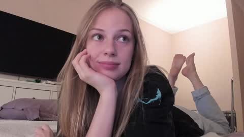 Alice  online show from December 5, 2:11 pm