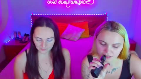 Snapshot of magiceyess chatting on December 12, 7:52 am Lili and Bella online show from December 12, 7:52 am