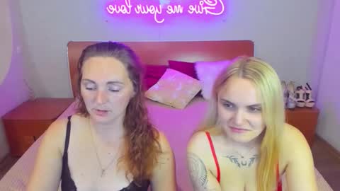 Snapshot of magiceyess chatting on October 25, 6:35 pm Lili and Bella online show from October 25, 6:35 pm