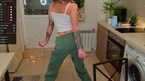 Snapshot of magiclovexo chatting on November 30, 3:49 pm MagicLove online show from November 30, 3:49 pm