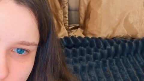 Snapshot of magicpeachhs chatting on May 1, 5:56 am Emily online show from May 1, 5:56 am