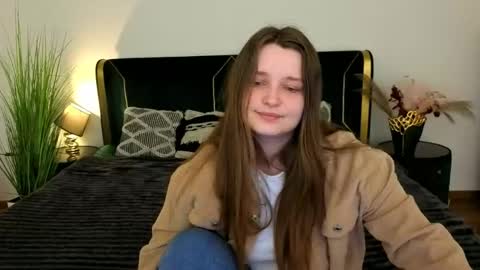 Snapshot of magicpeachhs chatting on May 11, 6:08 am Emily online show from May 11, 6:08 am