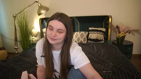 Snapshot of magicpeachhs chatting on May 13, 6:33 am Emily online show from May 13, 6:33 am
