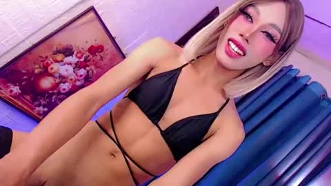 Mocah online show from December 14, 1:27 pm