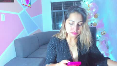 Snapshot of maiaconnor chatting on January 7, 3:35 am online show from January 7, 3:35 am