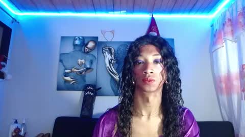 Snapshot of maidi_hot chatting on January 19, 8:09 pm Bella Maidi online show from January 19, 8:09 pm