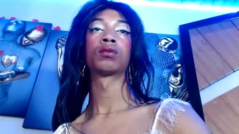 Snapshot of maidi_hot chatting on March 6, 7:54 pm Bella Maidi online show from March 6, 7:54 pm