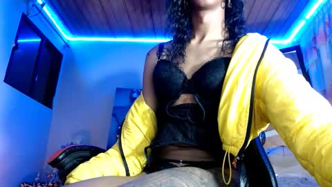 Snapshot of maidi_hot chatting on September 19, 10:27 am Bella Maidi online show from September 19, 10:27 am