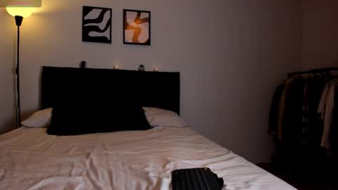 maite_evanss_ online show from March 10, 12:10 pm