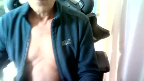 Snapshot of makis8989 chatting on December 4, 9:40 am makis8989 online show from December 4, 9:40 am