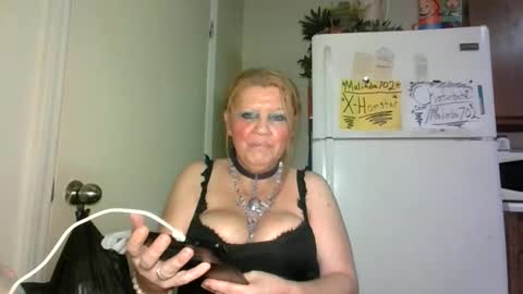 Snapshot of malinda702 chatting on November 17, 3:12 am malinda702 online show from November 17, 3:12 am