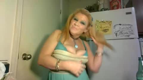 Snapshot of malinda702 chatting on February 11, 10:09 am malinda702 online show from February 11, 10:09 am