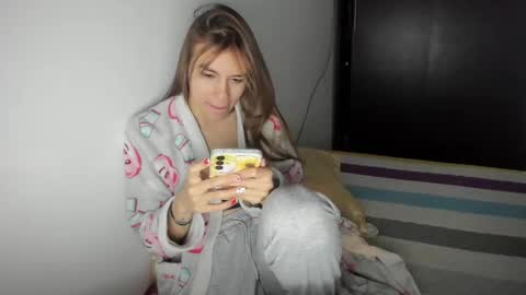 Snapshot of malucam_06 chatting on December 16, 11:18 pm instagram  nueela   online show from December 16, 11:18 pm