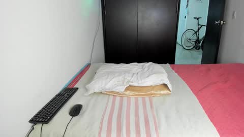 Snapshot of malucam_06 chatting on January 5, 9:36 pm instagram  nueela   online show from January 5, 9:36 pm