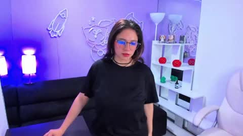 maramartinez_ online show from May 5, 8:06 pm