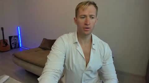 Snapshot of marc105100 chatting on October 17, 9:23 am alex marvelxx online show from October 17, 9:23 am