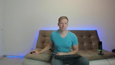 Snapshot of marc105100 chatting on October 19, 6:03 am alex marvelxx online show from October 19, 6:03 am