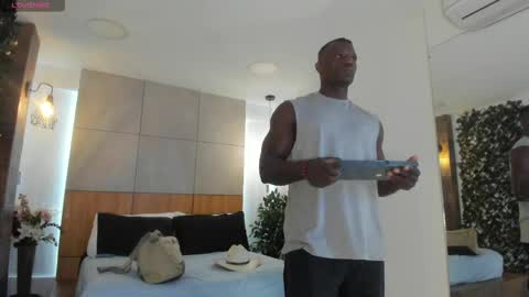 Snapshot of marcusblack_ chatting on April 25, 12:19 pm Marcusssss online show from April 25, 12:19 pm