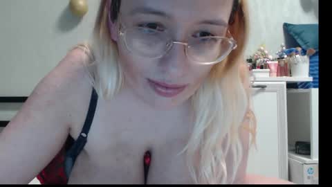 Snapshot of margo_shine chatting on April 15, 7:58 pm margo_shine online show from April 15, 7:58 pm