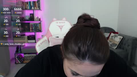 Snapshot of mari_moore7 chatting on December 9, 1:02 pm mari moore online show from December 9, 1:02 pm