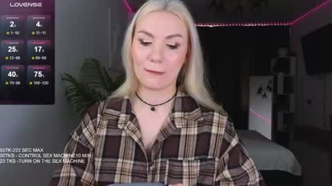 Snapshot of maria_shy_lii chatting on June 16, 9:23 am maria_shy_lii online show from June 16, 9:23 am