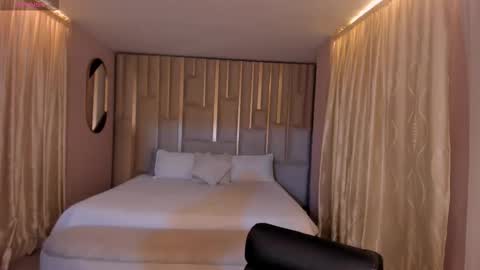 MARIA HERRERA  online show from December 19, 9:11 pm