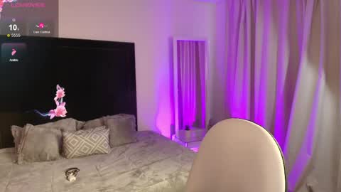 Snapshot of mariana_owen chatting on June 1, 12:07 pm online show from June 1, 12:07 pm