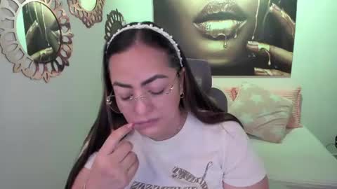 Snapshot of marianalopez81 chatting on June 18, 10:36 pm Mariana Lopez online show from June 18, 10:36 pm