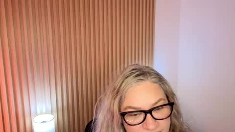 Marian Love  online show from November 27, 10:39 am