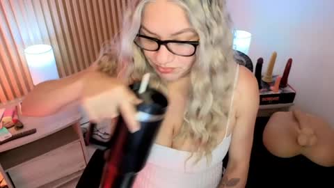 Snapshot of marianl0ve chatting on April 13, 10:21 am Marian Love online show from April 13, 10:21 am